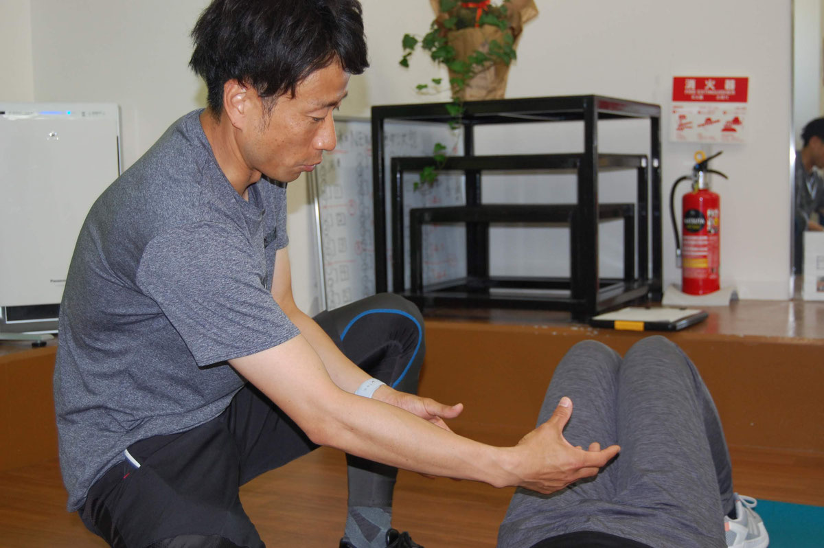 宝塚・川西・池田エリアの訪問パーソナルトレーニング、自宅でのストレッチ指導